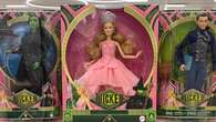 Demanda colectiva a Mattel por vender muñecas de 'Wicked' con un enlace a una página porno