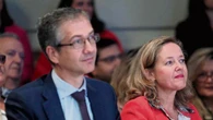 Calviño y De Cos vuelven a discrepar sobre las ayudas a las empresas