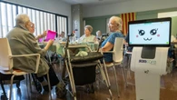 Una residencia de Lleida prueba un robot que ayuda a los mayores a hidratarse en verano