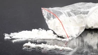 Un policía daltónico detenido por robar drogas incautadas: confundió cocaína con una vitamina rosa