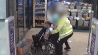 Un hombre entra en silla de ruedas a un supermercado y descubren que puede caminar y que está robando cervezas