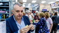 El escritor Manuel Vilas da el pregón en la feria del libro viejo y antiguo en Madrid