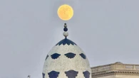 Una luna casi monumental