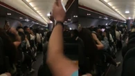 Una española graba su vuelo “infernal” entre Londres e Ibiza repleto de turistas borrachos: “Auténticos animales ingleses”