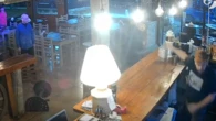 Pide que le fíen un pedido en un bar, se niegan, vuelve con una escopeta y se le traba: termina tirando las balas con la mano