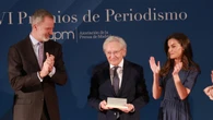 El Rey reconoce en Fernando Ónega “su mirada firme e independiente, cargada de retranca“”