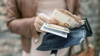 Una mujer ofrece 400 euros al que le facilite la identidad de quien le lanza botellas de cristal