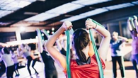 Madurez en forma con bandas elásticas y curcumina