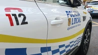 Una madre ebria en un autobús agrede a la policía, se llevan a su hija para dejarla con la abuela y la encuentran también borracha