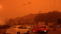 Una densa tormenta de polvo tiñe de naranja el cielo de Kirkuk y paraliza el norte de Irak