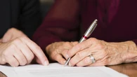 La familia de una mujer fallecida a los 84 años que legó 640.000 euros a su 'gigoló' de 30 impugna el testamento
