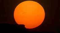 De la luna medio tapada al sol manchado