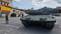 Un carro Leopardo como los enviados a Ucrania desembarca en Barcelona