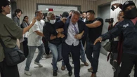 Agentes del ICE arrestan al contralor de Nueva York durante una audiencia en el tribunal de inmigración
