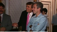 Trump envío una carta obscena para felicitar el 50 cumpleaños de Epstein, según el Journal
