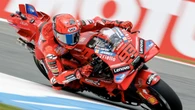 Marc Márquez da el susto, pero empieza mandando en Assen