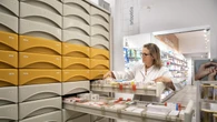 Las farmacias podrán abrir 24 horas y dispensar medicamentos a domicilio por un profesional