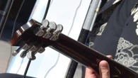 Le pega un puñetazo a un tuno y le parte el labio porque se negó a tocar la guitarra