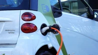 El coche eléctrico se estanca y empuja a nuevos parones y despidos