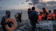 La Policía francesa ataca con gas lacrimógeno a niños migrantes que trataban de llegar a Inglaterra