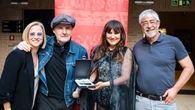 Amaral recibe la Púa del Oro del Guitar BCN antes de su concierto en Barcelona