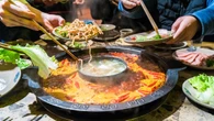 Multados con 255.000 euros dos adolescentes por orinar en el caldero de un 'hot pot'