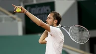 Medvedev carga contra Roland Garros por no priorizar a los aficionados