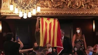 Un espontáneo independentista intenta boicotear el acto de Sánchez sobre los indultos