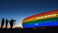 El veto de la UEFA a la iluminación del arco iris en el estadio de Munich desata un ola de actos reivindicativos
