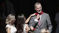 Felipe y Letizia lucen el pañuelico rojo en Pamplona