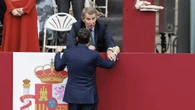 Feijóo dice que a Vox se “le ha ido la pinza” con el PSOE y Abascal replica que el líder del PP se ha debido “dar un golpe en la cabeza”