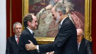 El emocionado abrazo del Rey a Jaime Alfonsín, nuevo académico de Ciencias Políticas