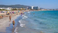 Unos padres dejan una hora a su hija de 6 meses durmiendo una siesta en la playa y se van a hacer una caminata: la policía les detiene por abandono de la menor