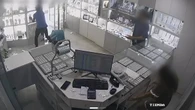 Asalto a una joyería: uno intenta despistar a la empleada y el otro rompe las vitrinas y mete en un carrito de la compra todo lo robado