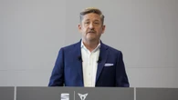 Griffiths pide avanzar con las ventas de eléctricos en España antes de hablar de la fábrica de baterías