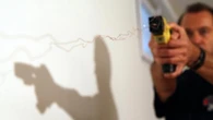 Pesadilla en la comunidad de vecinos: martillea las puertas del edificio y usa contra un convecino un arma de electrochoque tipo 'taser'