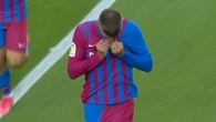 Piqué marca, se besa el escudo y es ovacionado por el Camp Nou