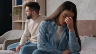 Queda en casa con su exnovio y, mientras hablan en una de las habitaciones, los amigos de él le desvalijan el piso
