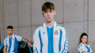 El Espanyol presenta su primera camiseta para la temporada 2025-26 con espíritu ochentero