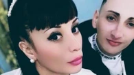Se casan en la cárcel y, a los 2 meses, él la mata mientras cumplen arresto domiciliario