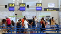 Una pasajera de Ryanair rompe a llorar y golpea una puerta cuando le niegan el embarque porque su equipaje de mano es demasiado grande