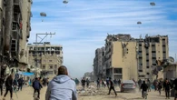 Mercaderes de Gaza venden por 90 euros los paquetes de comida y ayuda lanzados por España sobre la Franja