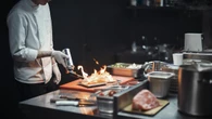 Cena en un restaurante de sushi, pide gel de incendio y ahora está herido grave con quemaduras de segundo y tercer grado