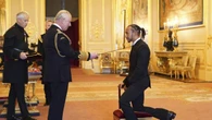 De la fama al honor en la corte británica: ¿por qué se inviste a los famosos como caballeros y damas?