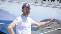 Pierre, el vivo retrato de Stefano Casiraghi, compite en una regata extrema de vela