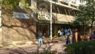 Una madre y una abuela le clavan un lápiz al director de una escuela por un presunto caso de 'bullying'