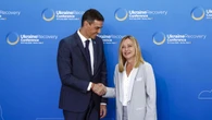 La derecha italiana convierte a Pedro Sánchez en su nuevo enemigo exterior