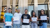 Seis estudiantes de Nou Barris reciben las becas Óscar Muñoz