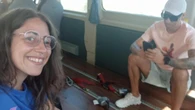 El autocar que transporta pasajeros sin asientos: “El conductor me dio un pañuelo para que limpiara el suelo”