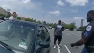 Dos niños encerrados en un coche a 50 grados: la policía rompe las ventanas y los rescata gracias al aviso de un vecino